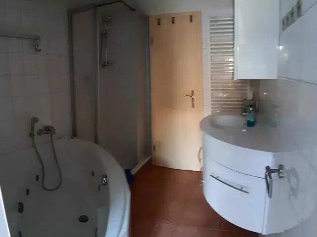 Bad mit Whirlpoolbadewanne, Dusche und Waschbecken
