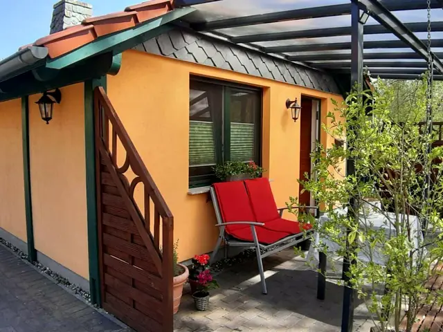 Außenansicht des Ferienhauses mit Terrasse und Sitzplatz