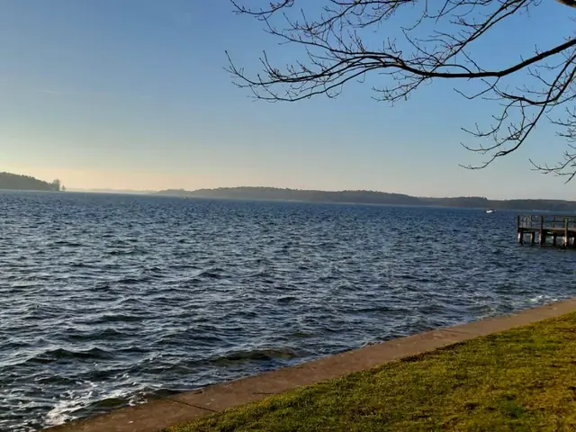 Blick über den Jabler See mit Ufer und Steg