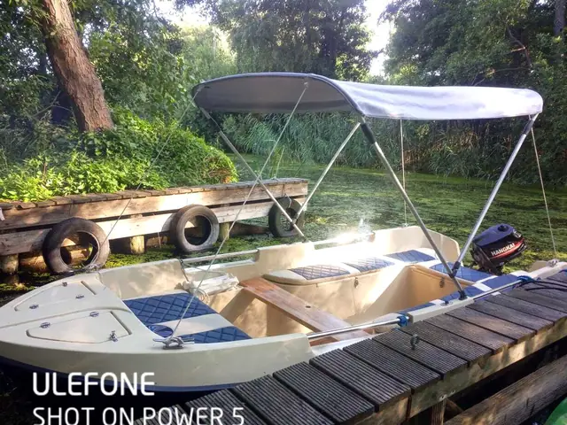 Ruderboot am Anleger nahe dem Ferienhaus