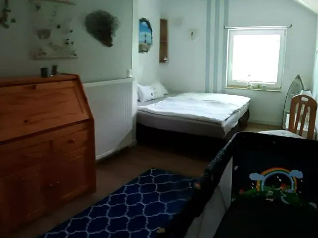 Schlafzimmer mit Doppelbett und Kinderbett