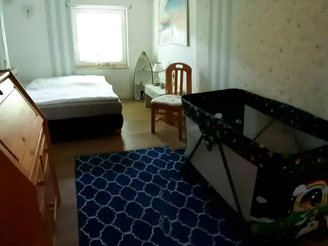 Schlafzimmer mit Gästebett und Kinderbett