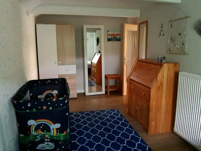 Schlafzimmer mit Schrank und Doppelbett