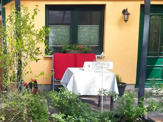 Terrasse mit Gartenmöbeln und Grill