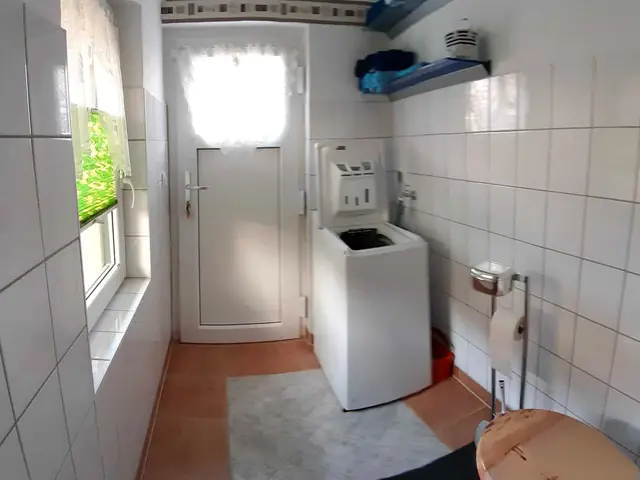 Wirtschaftsbereich mit Waschmaschine