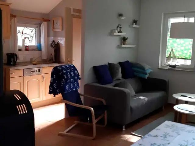 Wohn-Essküche mit Sitzecke und Kamin