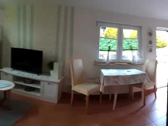 Panoramablick in Wohnbereich und Küche